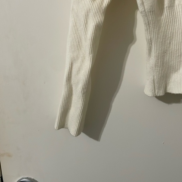 SIX FIFTY STATEMENT SLEEVE SWEATER SIZE L - Picture 6 of 7